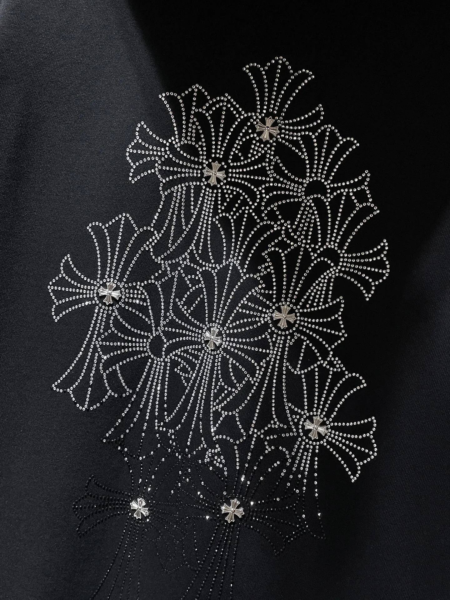 P276 Chrome Hearts Autumn and Winter 2025 Counter Synchronization Chrome Hot Diamond Cross Handmade Willow Sweatshirt Imported Diamond➕Handmade Willow Improved Customized Version 1:1 High Weight High Quality Fabric Recommended Color: Black White Code Number: S, M, L, XL
